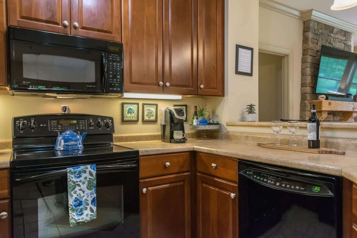 Cafetera y tetera, refrigerador, microondas y horno 
