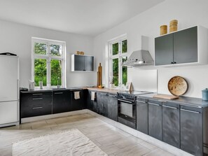 Kjøleskap, mikrobølgeovn og kjøkkenutstyr