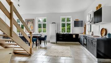 Køleskab, mikrobølgeovn, køkkentøj/tallerkener/redskaber