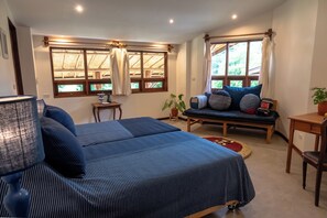 Klassieke kamer, 1 twee- of 2 eenpersoonsbedden, uitzicht op tuin | Een bureau, een laptopwerkplek, een strijkplank/strijkijzer, gratis wifi