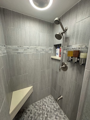 Ducha, secador de pelo, bidet, toallas
