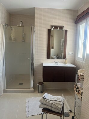 Baignoire à jets, sèche-cheveux, bidet, serviettes fournies