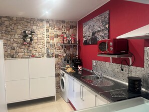 Réfrigérateur, micro-ondes, four, plaque de cuisson