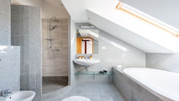 Apartamento luxo | Banheiro | Secador de cabelo, toalhas de banho, sabonete, papel higiênico
