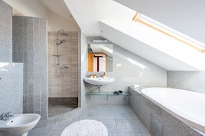 Deluxe Apartment | Bathroom | Hair dryer, towels, soap, toilet paper - Stylish apartment with terrace in center Prague (Prague)