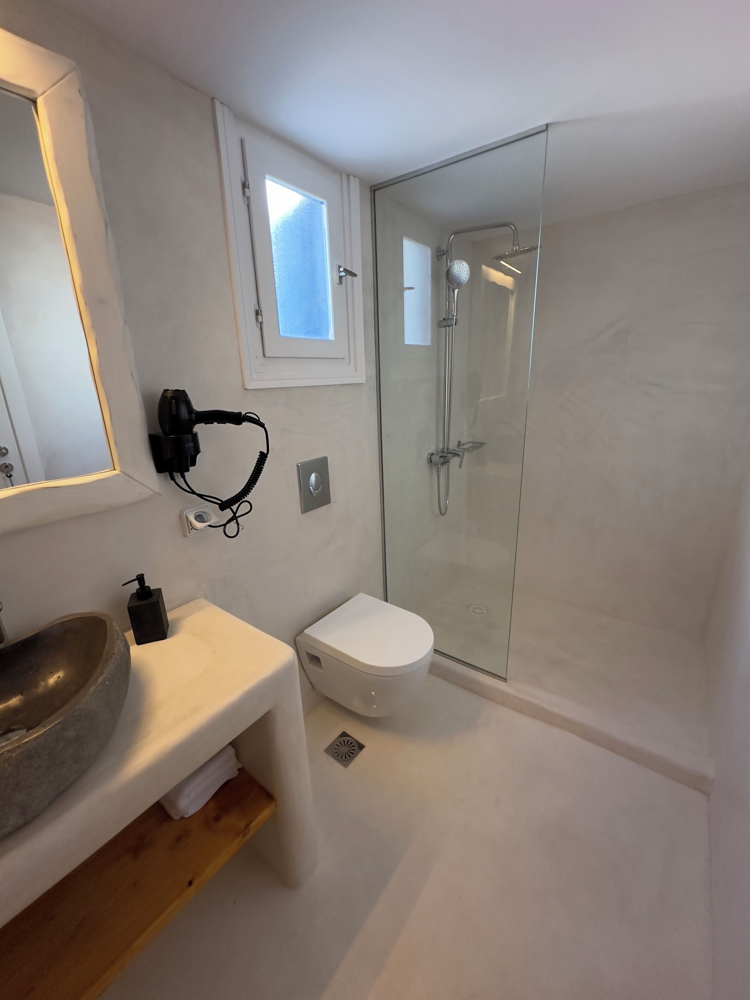 Douche, sèche-cheveux, serviettes fournies, savon