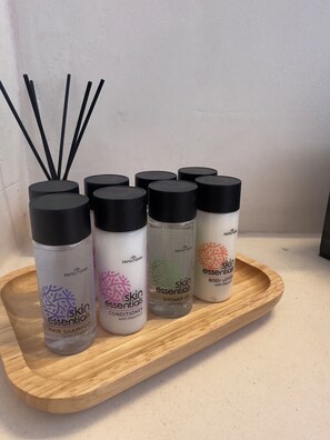Dusche, Haartrockner, Handtücher, Seife