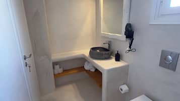 Douche, sèche-cheveux, serviettes fournies, savon