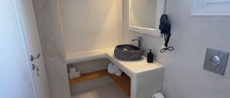 Een douche, een haardroger, handdoeken, zeep