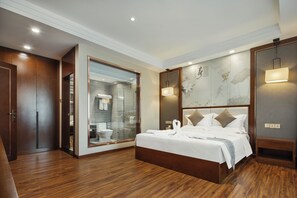 Habitación familiar, vistas a la ciudad | Escritorio, wifi gratis, ropa de cama