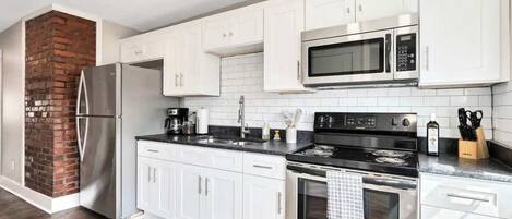 Refrigerador, microondas, horno, placa de cocina