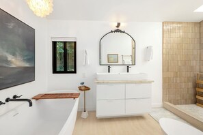 Dusche, Haartrockner, Handtücher, Shampoo