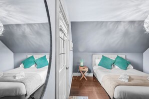 2 bedrooms, desk, iron/ironing board, WiFi - 2BR Downtown Retreat: Mins to Beach, BBQ & Firepit (Cobourg)