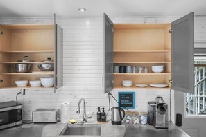 Micro-ondes, four, plaque de cuisson, lave-vaisselle