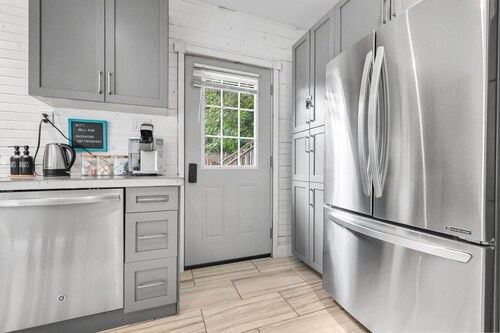 2BR Downtown Retreat: Mins to Beach, BBQ & Firepit