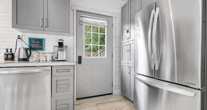 2BR Downtown Retreat: Mins to Beach, BBQ & Firepit