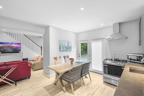 2BR Downtown Retreat: Mins to Beach, BBQ & Firepit