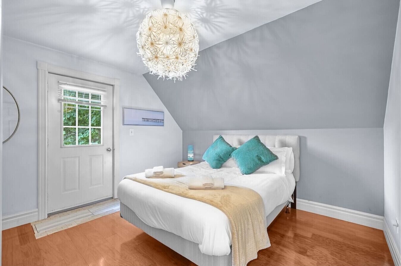 2 bedrooms, desk, iron/ironing board, WiFi