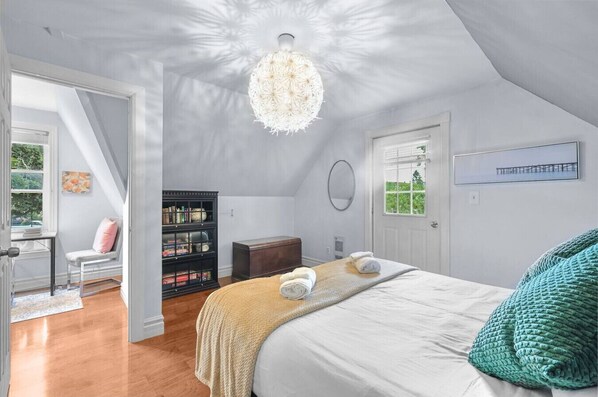 2 bedrooms, desk, iron/ironing board, WiFi