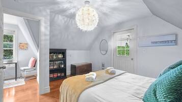 2 bedrooms, desk, iron/ironing board, WiFi