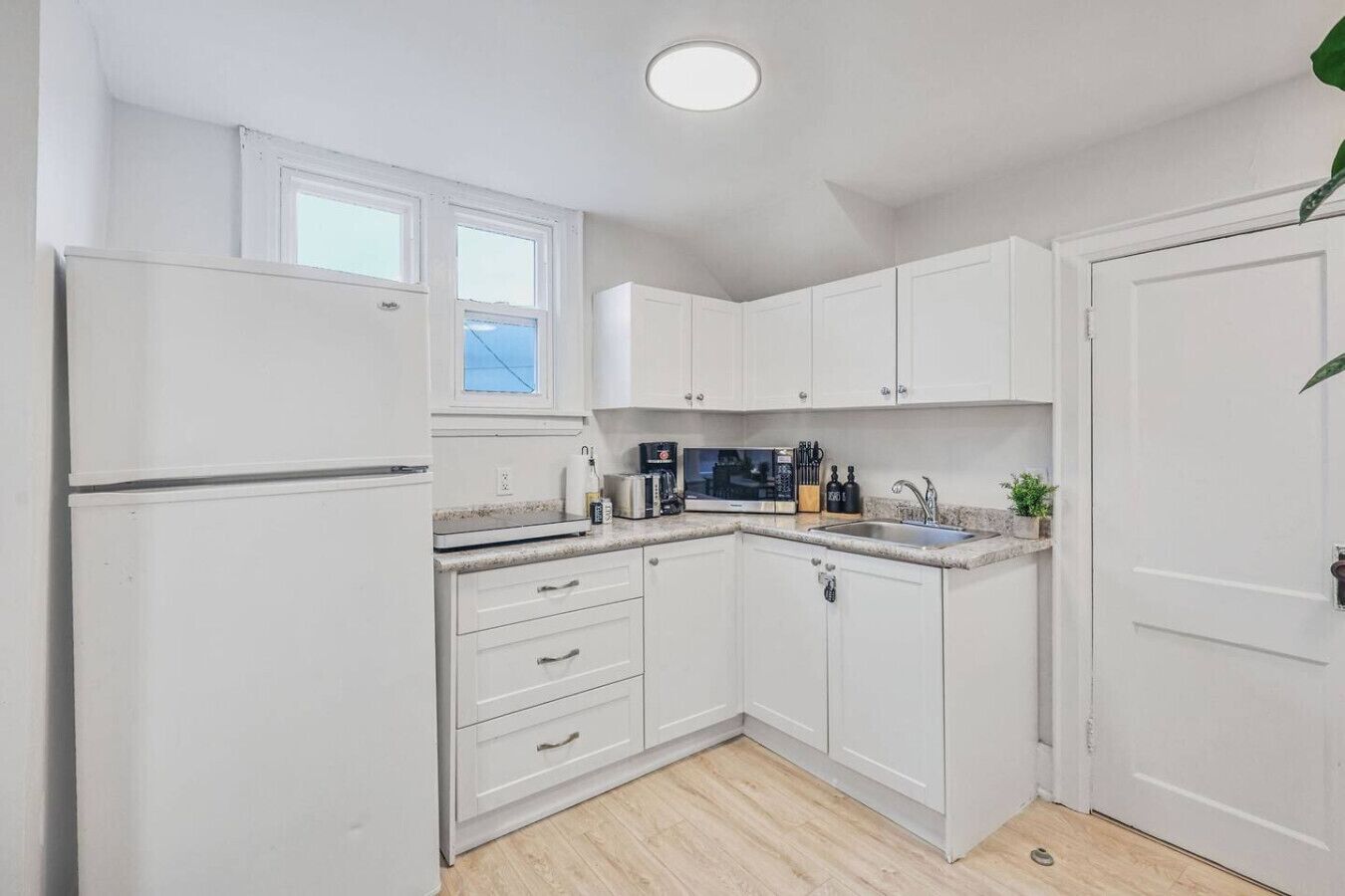 Jääkaappi, mikroaaltouuni, liesi, kahvin-/teenkeitin