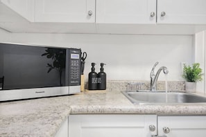 Frigorífico, microondas, placa de cocina y cafetera o tetera