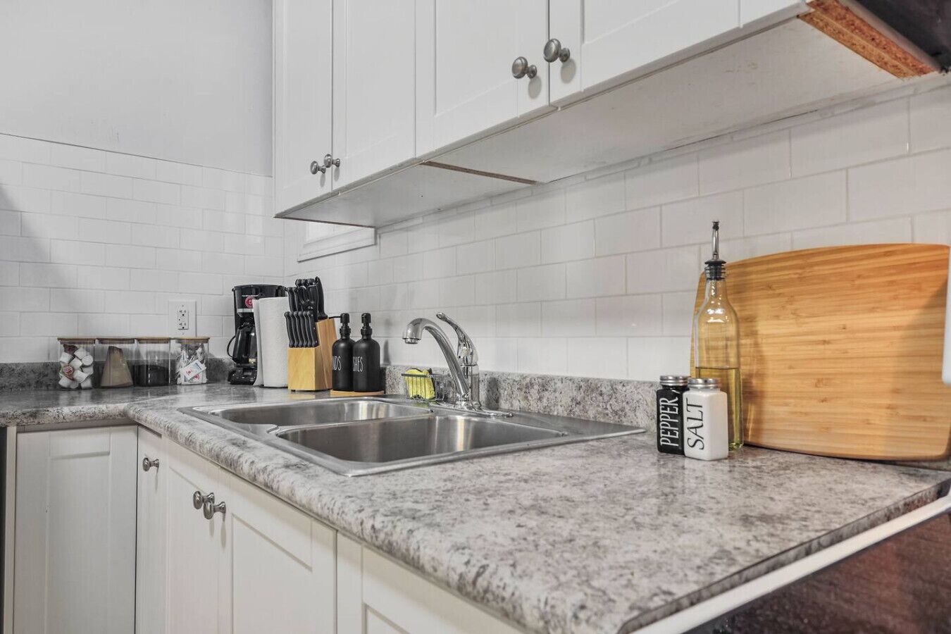 Een koelkast, een magnetron, een kookplaat