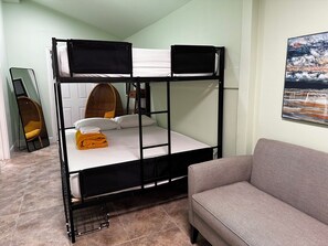 4 chambres, bureau, fer et planche Ă repasser, lit parapluie