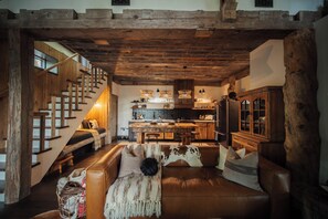 Una Smart TV, una chimenea, una oficina