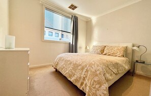 2 室のベッドルーム、デスク、アイロン / アイロン台、WiFi