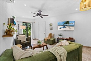 Smart TV, books - Classy Condo in the heart of town (Tamarindo)