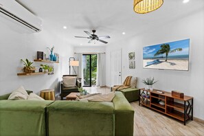 Een smart-tv en boeken