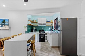 Een koelkast, een magnetron, een oven, een kookplaat