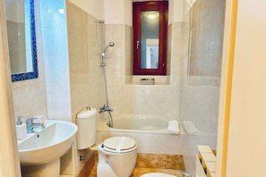 Haartrockner, Bidet, Handtücher, Seife