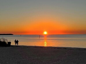 Beach nearby - Little Harbor Sunset Retreat - 3/3bedroom sleeps 6 (Ruskin)