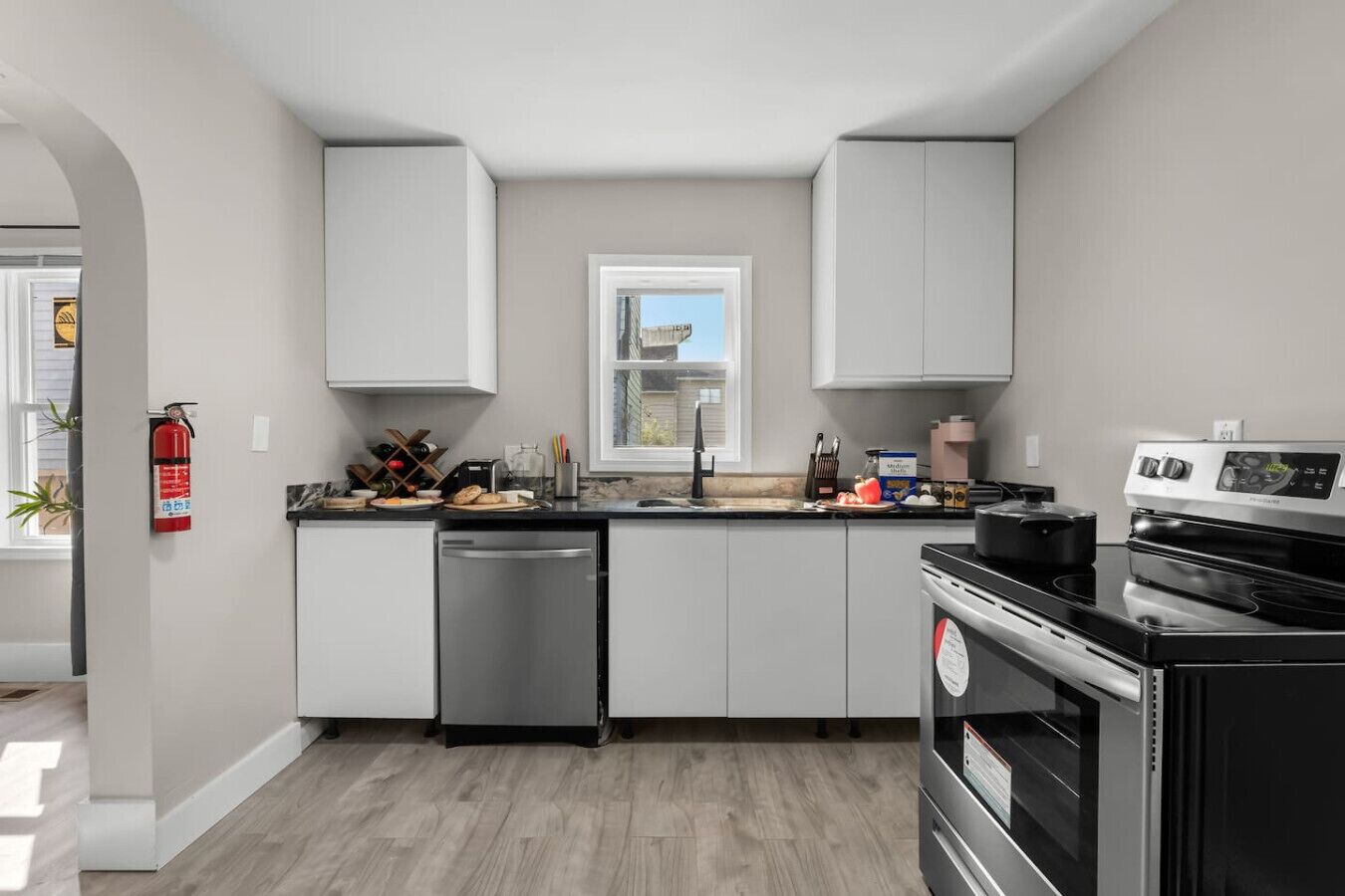 Køleskab, mikrobølgeovn, ovn, kogeplade