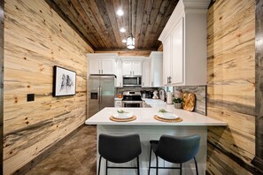 Køleskab, mikrobølgeovn, ovn, kogeplade