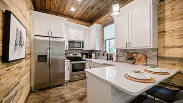 Geladeira, micro-ondas, fogão, cooktop