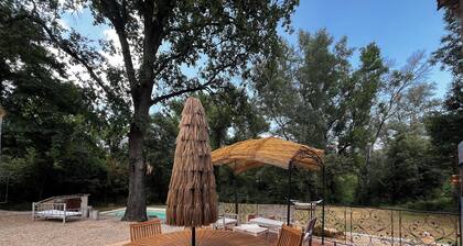 Charmant mas provençal avec piscine, en campagne et bordure de riviÚre
