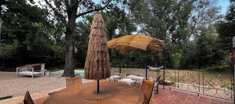 Charming provençal farmhouse with swimming pool, in the countryside by the river