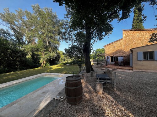 Charmant mas provençal avec piscine, en campagne et bordure de rivière