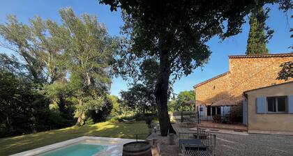 Charmant mas provençal avec piscine, en campagne et bordure de riviÚre