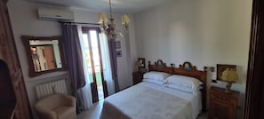 3 bedrooms, iron/ironing board, free WiFi, bed sheets - Dimora del Marchese - Large mansion with sea view terrace (Puglia)