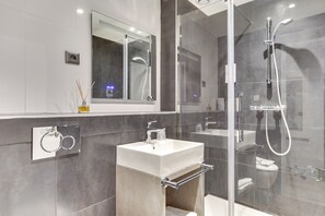 Douche, serviettes fournies, savon, shampooing