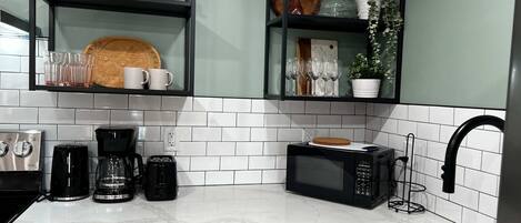 Kühlschrank, Mikrowelle, Ofen, Herdplatte