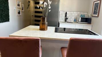 Refrigerador, microondas, horno y parrilla de estufa