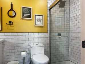 Dusche, Haartrockner, Handtücher, Toilettenpapier