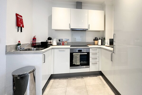 Een koelkast, een microgolfoven, een oven, een kookplaat