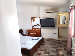 3 Schlafzimmer, Schreibtisch, Bügeleisen/Bügelbrett, WLAN