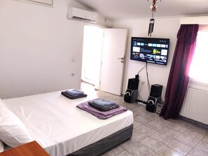 3 bedrooms, desk, iron/ironing board, WiFi